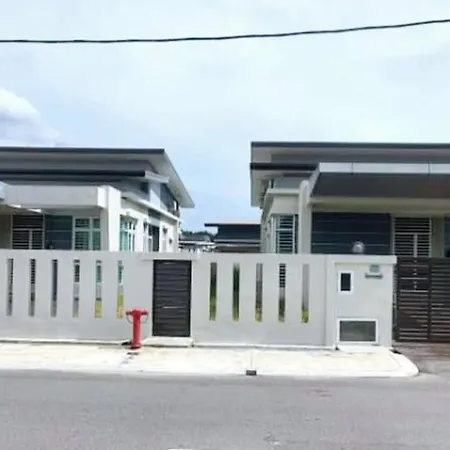 Jovial Singlestorey Bungalow 4Room10Pax 'Alma